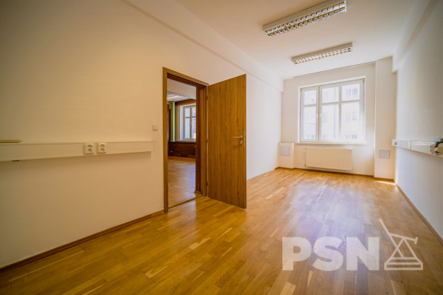 Kanceláře 20m2 až 120m2 s možností parkování v centru Hradce Králové - 13/16