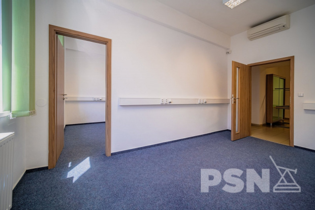 Kanceláře 20m² až 120m² s&nbsp;možností parkování v&nbsp;centru Hradce Králové Gočárova třída806/32, Hradec Králové